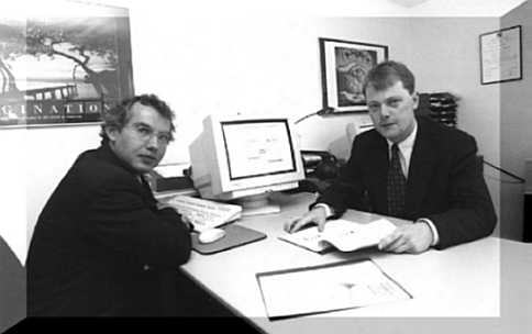 Los Consultores del Potencial Humano Manfred Boevink y Maarten van Mook en su despacho en Holanda, 1998.